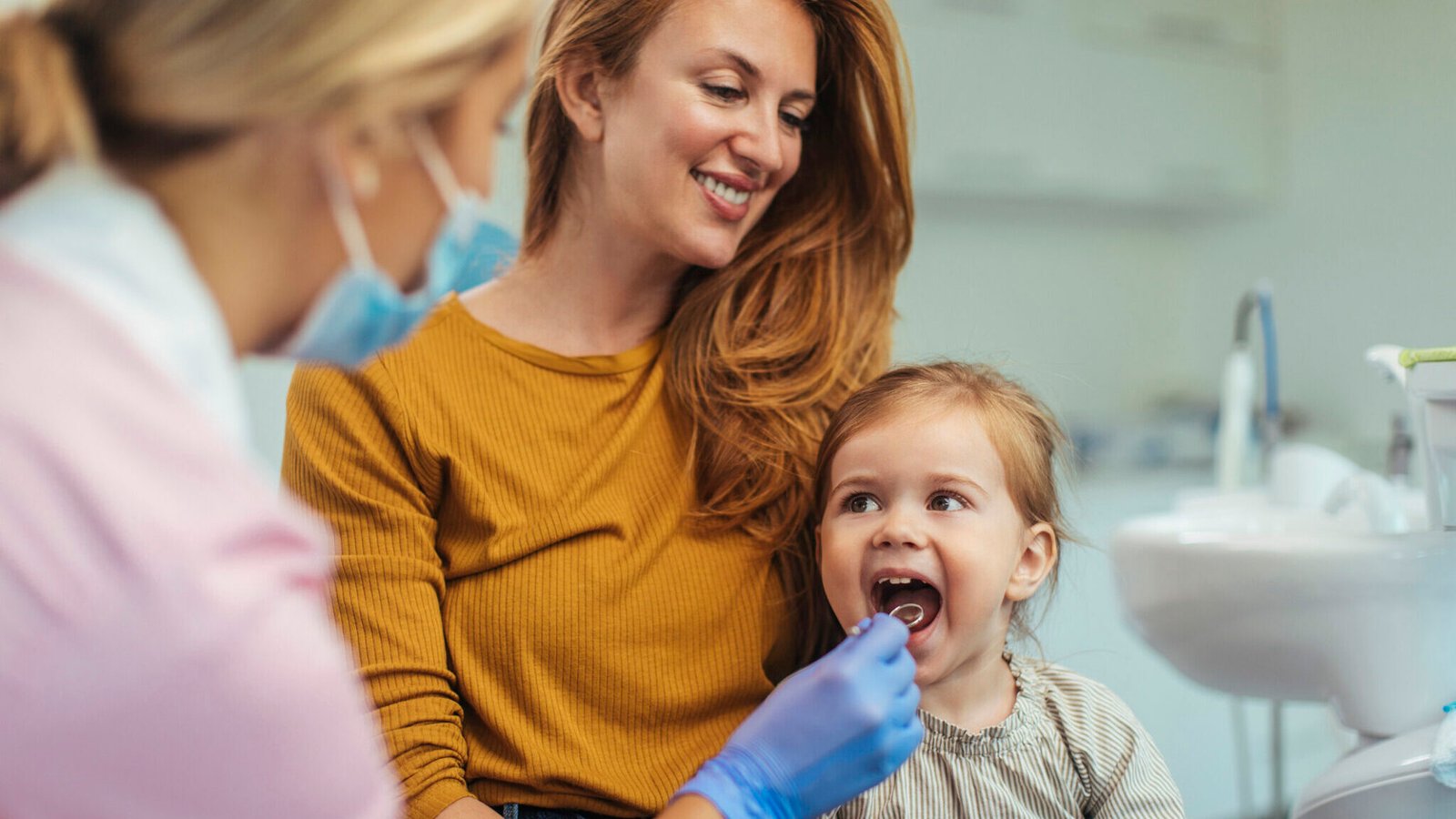 Dentist explaining child's dental diagnosis and treatment plan to parent in Patna clinic