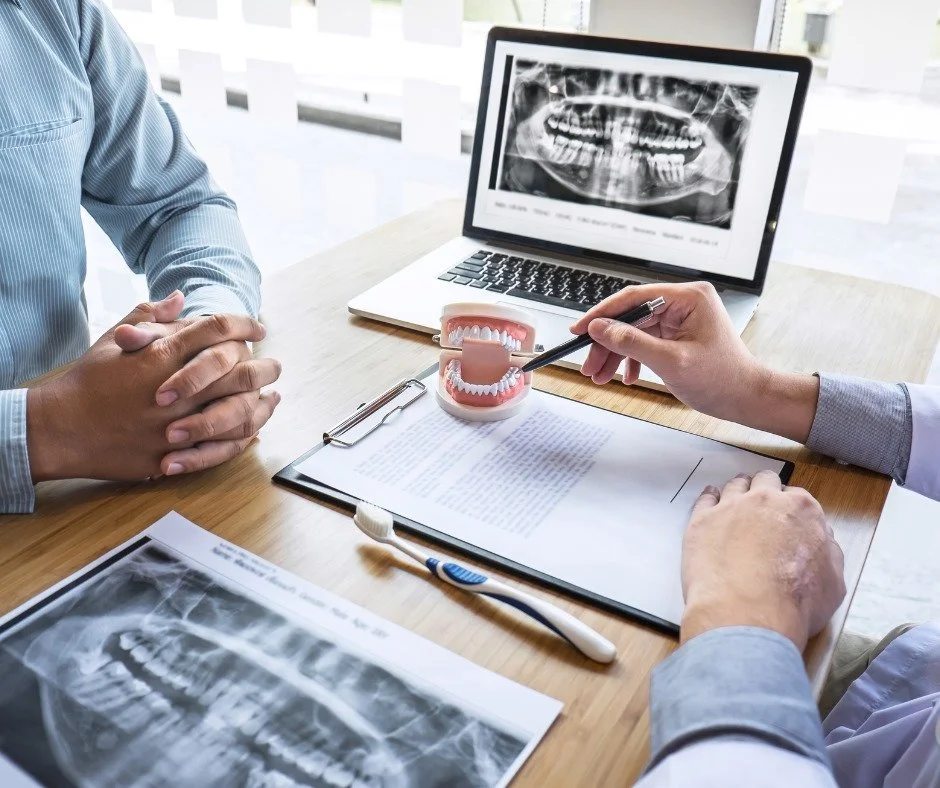 Dentist consulting patient about toothache symptoms in Patna clinic