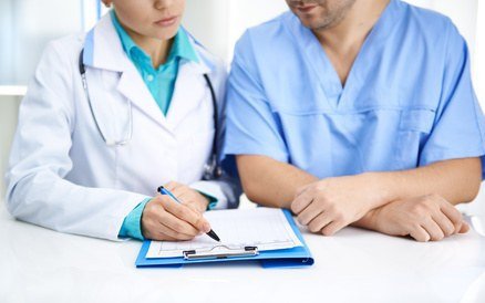 Dentist reviewing follow-up recovery after emergency toothache treatment in Patna